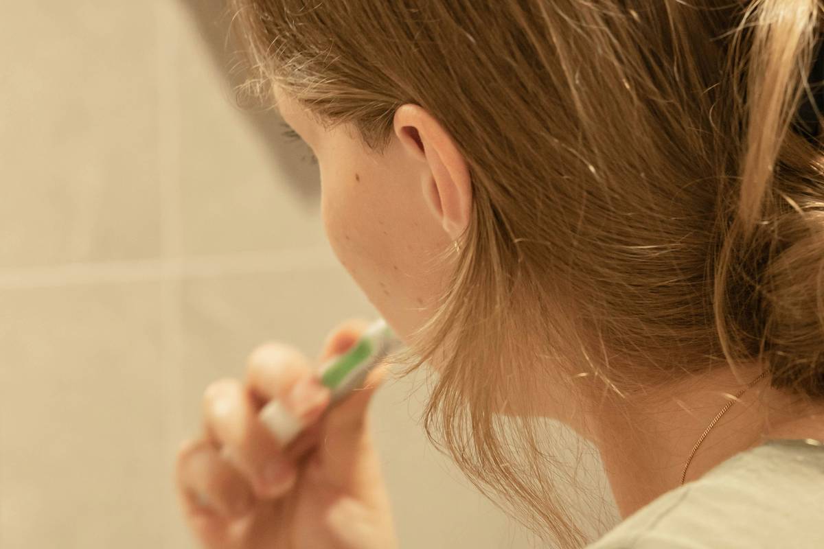 Infographic showing correct dry brushing direction: upward strokes toward heart, avoiding face and sensitive areas
